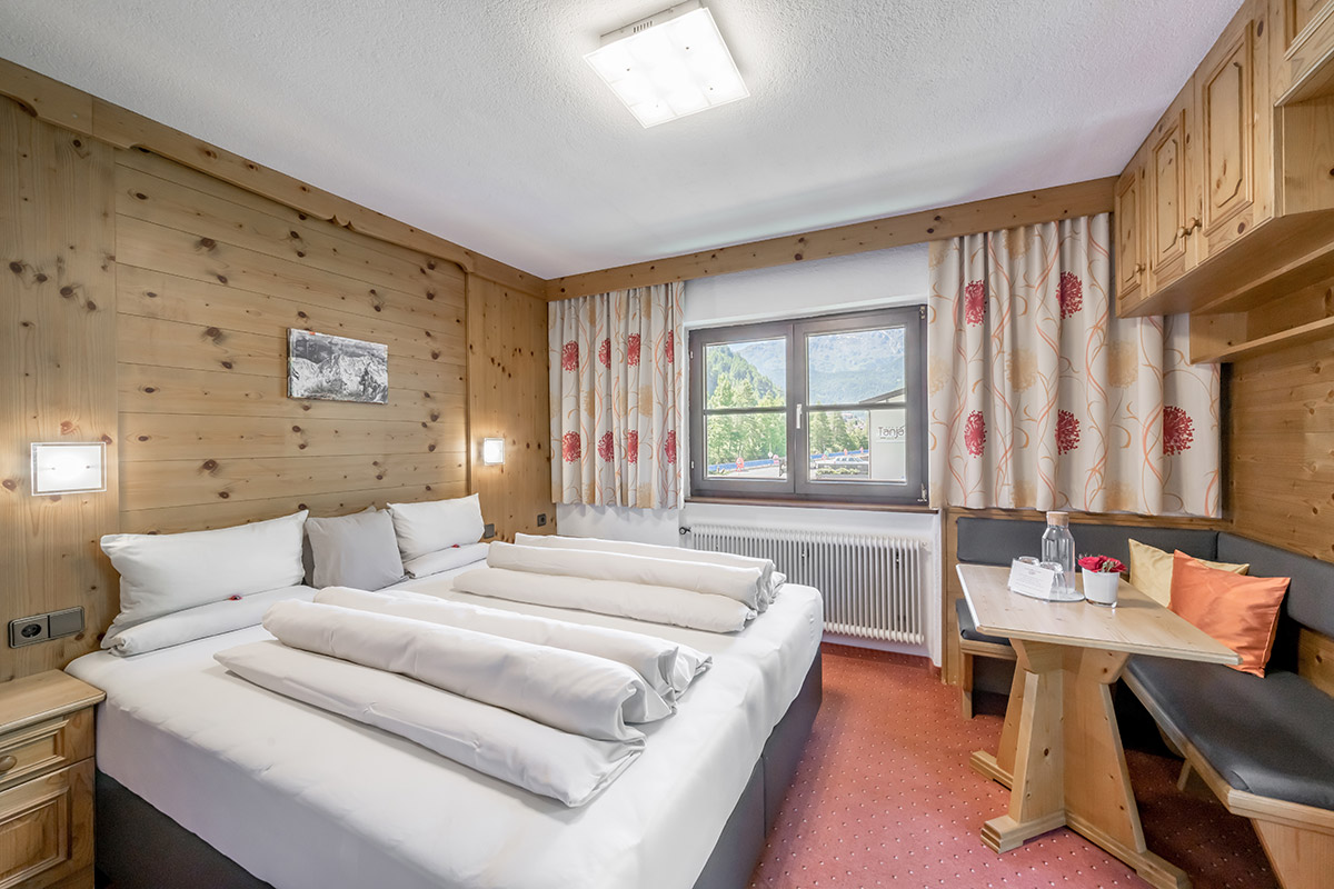 Wohlfühlen und urlauben im Zentrum von Sölden auf ca. 20 m2 für 2 Personen: Dusche, WC, Fön, W-LAN, Kabel-TV, Zimmersafe und Balkon.