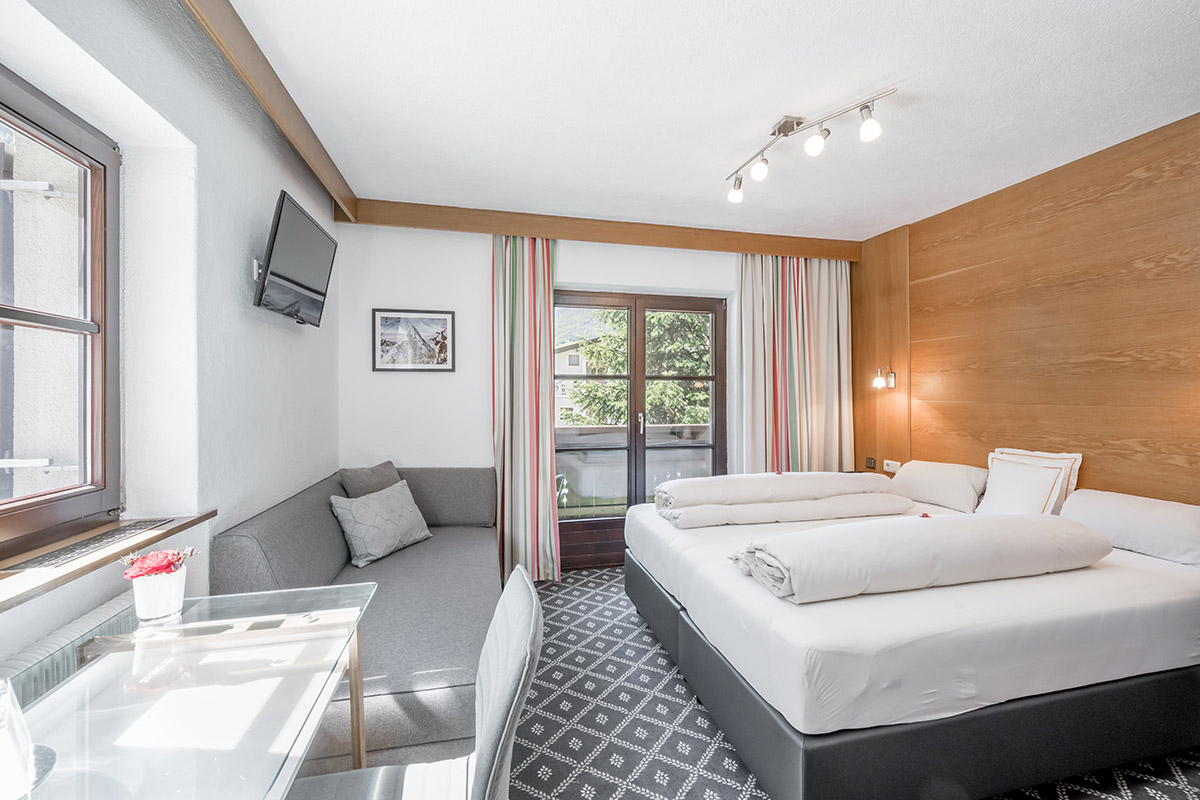 Cosiness combined with comfort on approx. 20 m2 for 2 - 3 people: shower, toilet, hairdryer, WiFi, cable TV, room safe, balcony and sofa bed for 3rd person