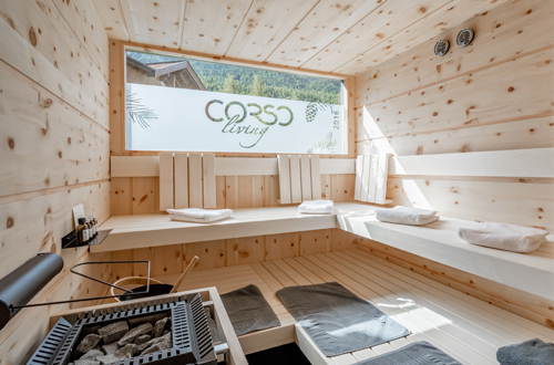 Ganz besonders wohlfühlen direkt in unserem hauseigenen Garten. Ab sofort genießen Sie die wohltuende und duftende Kraft der Zirbe in unserer neuen Zirbensauna.
Pro Appartement verrechnen wir €25/Tag wenn sie die Sauna nutzen möchten.
In unserem Sky-Spa 1 Appartement ist die Nutzung der Sauna inklusive.